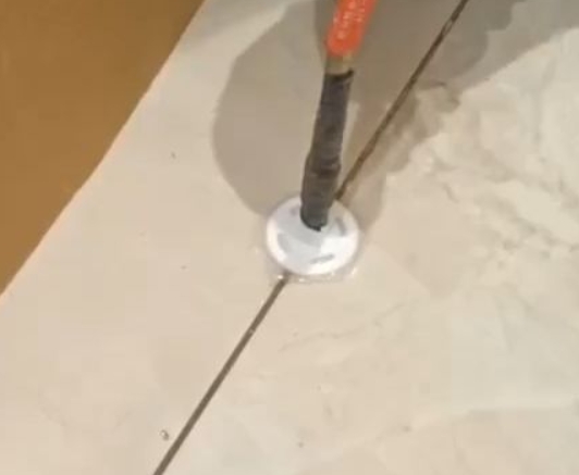 白沙瓷砖空鼓维修公司专业解答瓷砖在铺贴过程中，如果没有涂抹均匀到位的粘结材料（如水泥砂浆或瓷砖胶），可能会导致以下问题