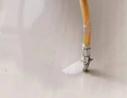 白沙瓷砖空鼓维修公司专业解答在瓷砖铺贴过程中，如果使用的砂料过粗（如全部使用了粗砂），可能会导致以下问题