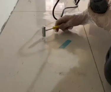 白沙瓷砖开裂维修公司专业分享瓷砖在铺贴前如果没有沥干水分，将会导致以下问题