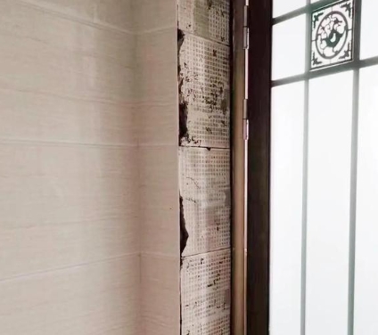 白沙瓷砖空鼓免砸砖维修公司分享吸水砖泡水时间不够或过长都会对瓷砖铺贴效果产生影响